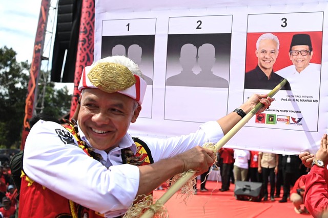 Capres nomor urut 3 Ganjar Pranowo menyimulasikan mencoblos surat suara saat kampanye terbuka dalam pesta rakyat bersama masyarakat adat Dayak di Rumah Adat Lingga, Ambawang, Kubu Raya, Kalimantan Barat, Rabu (31/1/2024). Foto: M Risyal Hidayat/ANTARA FOTO