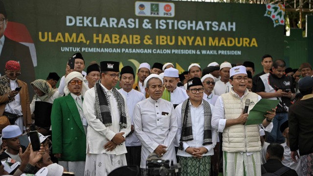 Paslon nomor urut 01, Anies Baswedan dan Muhaimin Iskandar menghadiri Deklarasi dan Istigosah Ulama, Habaib, Ibu Nyai untuk pemenangan AMIN di Ponpes Gunung Sari, Pamekasan, Madura, Rabu (31/1/2024). Foto: Dok. Istimewa