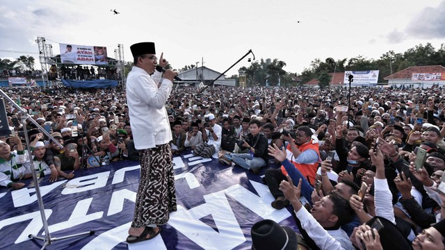 Capres-cawapres 01 Anies Baswedan-Muhaimin Iskandar atau AMIN menghadiri kampanye akbar di Lapangan Garuda, Palengaan, Pamekasan, Madura, Rabu (31/1/2024). Foto: Dok. Istimewa