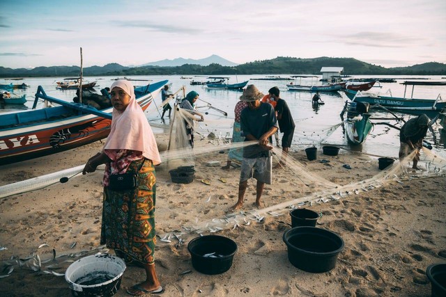 Jelaskan pengaruh faktor imitasi dalam interaksi sosial. Foto hanya ilustrasi, bukan yang sebenarnya. Sumber: Pexels/Nick Wehrli