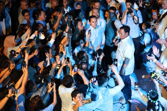 Calon presiden nomor urut 2, Prabowo Subianto menghadiri acara bertajuk "Reuni Akbar Rabu Biru untuk Indonesia" yang digelar di Kemang Village, Jakarta, Rabu (31/1). Foto: Dok. Istimewa