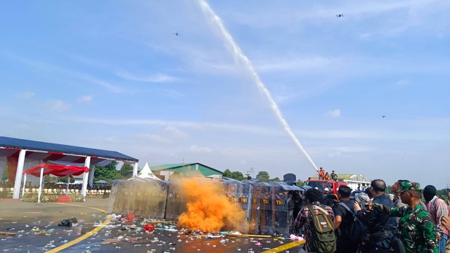 TNI simulasikan kerusuhan demo tolak hasil pemilu di Bawaslu yang dilaksanakan di Lanud Halim Perdanakusuma, Kamis (1/2). Foto: Thomas Bosco/kumparan