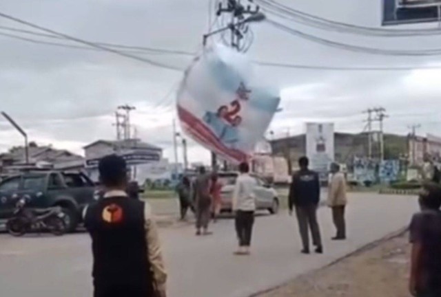 Bawaslu Kabupaten Sambas menurunkan balon udara promosi pasangan Prabowo-Gibran. Foto: Dok. @sambasinformasi