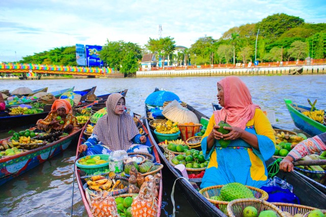 Pasar Terapung Muara Kuin di Banjarmasin. Foto: ahmad denny syahputra/Shutterstock