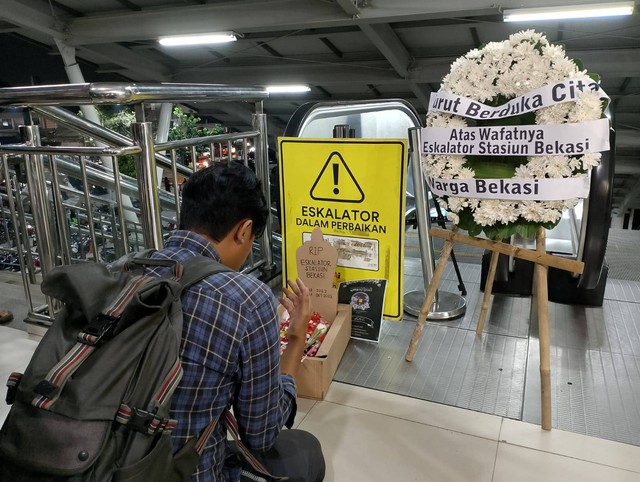 Aksi teatrikal pengguna KRL di Stasiun Bekasi. Dok: kumparan.