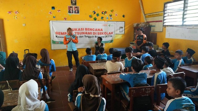 Disaster Management Center (DMC) Dompet Dhuafa menggencarkan edukasi siap siaga bencana gempa bumi dan juga tsunami di Kecamatan Malingping, Kabupaten Lebak, Banten mensasar Madrasah Ibtidaiyah Mathlaul Anwar, Desa Sukamanah, Kecamatan Malingping, Kabupaten Lebak pada Sabtu (27/01/2024)