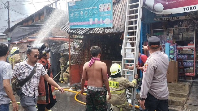 Petugas melakukan pemadaman kebakaran yang melanda bangunan tempat usaha di Jln. Betet Raya, Tanah Sereal, Tambora, Jakarta Barat, Kamis (1/2/2024). Foto: Instagram/@polsek_tambora