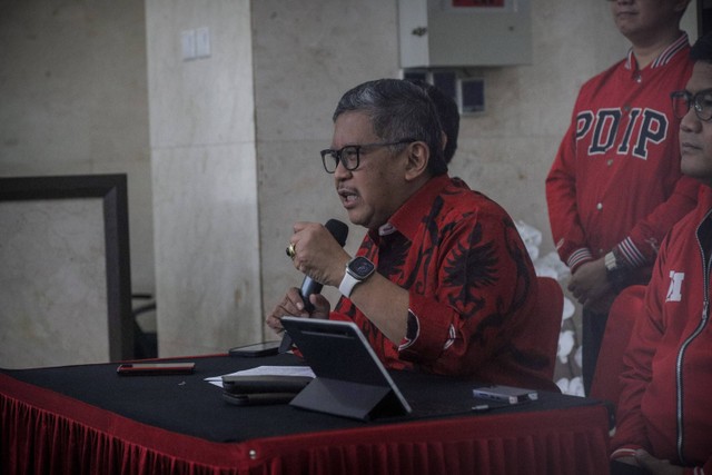 Sekjen Partai Demokrasi Indonesia Perjuangan (PDI-P), Hasto Kristiyanto berbicara kepada wartawan pada konferensi pers di Kantor DPP PDI-P, Jakarta, Kamis (1/2/2024). Foto: Jamal Ramadhan/kumparan