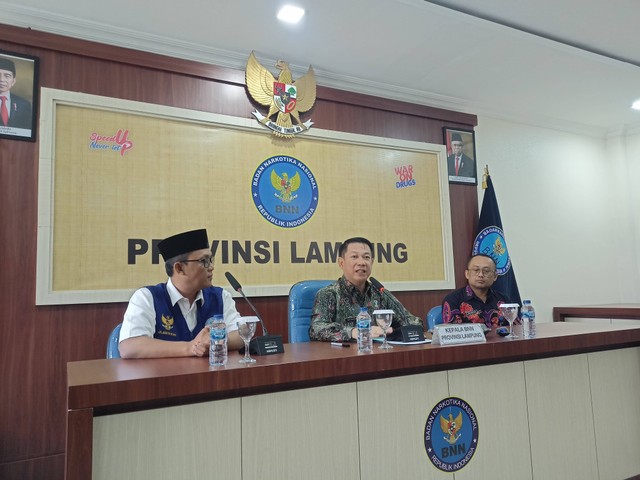 Kepala BNNP Lampung Brigjen Pol Budi Wibowo dalam konferensi pers di kantornya, Kamis (1/2). | Foto : Galih Prihantoro/ Lampung Geh