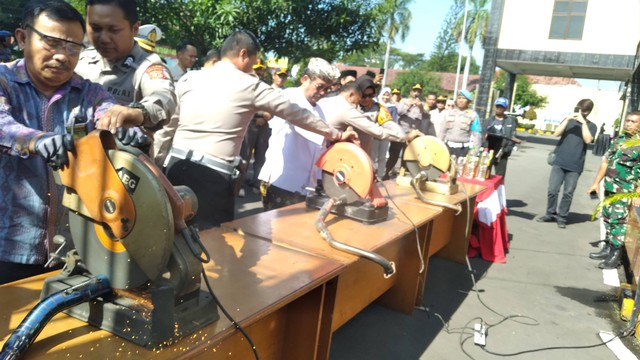 Pemusnahan knalpot hasiil razia di Mapolresta Cirebon. Foto: Tarjoni/Ciremaitoday