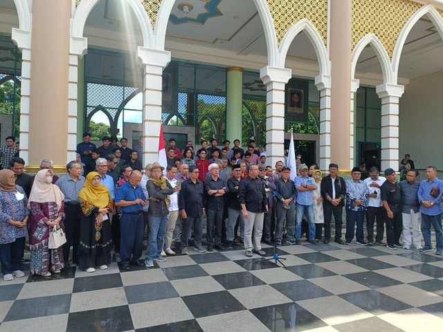 Rektor UII Prof Fathul Wahid bersama civitas akademika UII menyampaikan pernyataan sikap "Indonesia Darurat Kenegarawanan" di Kampus Terpadu UII di Jalan Kaliurang Km 14,5,  Kabupaten Sleman, Kamis (1/2/2024). Foto: Arfiansyah Panji Purnandaru/kumparan