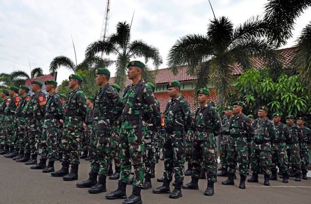 Sejumlah anggota TNI berbaris saat mengikuti apel pengamanan pemilu 2024 di Makorem 064/Maulana Yusuf Serang, Banten, Kamis (1/2/2024). Foto: Asep Fathulrahman/Antara Foto
