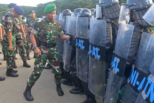 Panglima Kodam Iskandar Muda Mayjen TNI Novi Helmy Prasetya (kedua kiri) memeriksa pasukan saat apel pengamanan Pemilu 2024 di Lapangan Blang Padang, Banda Aceh, Aceh, Kamis (1/2/2024). Foto: Ampelsa/Antara Foto