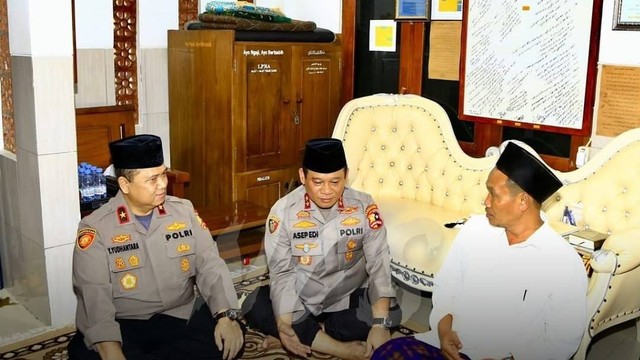 Kaops Nusantara Cooling System (NCS) Irjen Pol. Asep Edi Suheri beserta rombongan melakukan kunjungan ke Pondok pesantren LP3IA Narukan di Kabupaten Rembang, Jawa Tengah (Jateng), Rabu (31/1/2024). Foto: Instagram/@divisihumaspolri