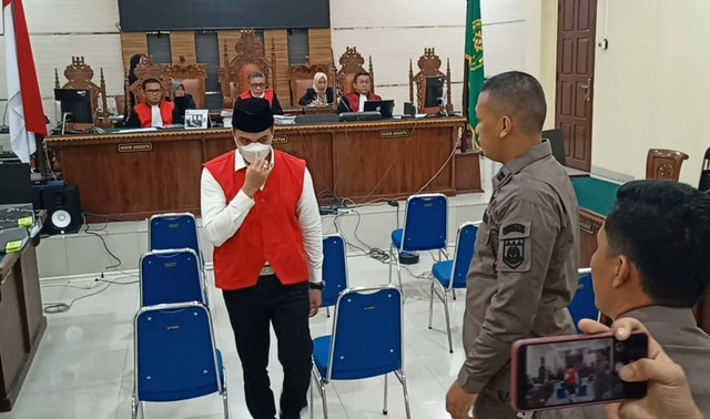 Mantan Kasat Narkoba Polres Lampung Selatan Andri Gustami hanya bisa tertunduk usai dituntut pidana mati. | Foto : Galih Prihantoro/ Lampung Geh