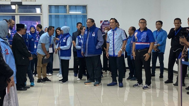 SBY, AHY, Ibas menyambut kedatangan capres Prabowo Subianto di Stadion Gajayana Malang, Jatim, Kamis (1/2/2024). Foto: Luthfi Humam/kumparan