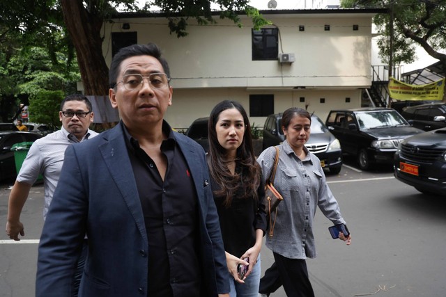 Artis Tamara Tyasmara bersama kuasa hukum Sandy Arifin saat konsultasi hukum di Polda Metro Jaya, Jakarta, Kamis (1/2/2024). Foto: Dok. Agus Apriyanto