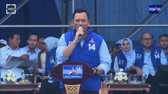 Ketum Partai Demokrat Agus Harimurti Yudhoyono (AHY) memberikan pidato pada Kampanye Akbar Partai Demokrat "Demokrat Menang, Prabowo Presiden" di Stadion Gajayana Malang, Jatim, Kamis (1/2/2024). Foto: Youtube/Partai Demokrat