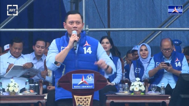 Ketum Partai Demokrat Agus Harimurti Yudhoyono (AHY) memberikan pidato pada Kampanye Akbar Partai Demokrat "Demokrat Menang, Prabowo Presiden" di Stadion Gajayana Malang, Jatim, Kamis (1/2/2024). Foto: Youtube/Partai Demokrat