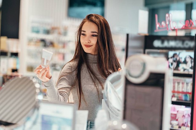 Ilustrasi perempuan beli produk kecantikan. Foto: LinaGainanova/Shutterstock