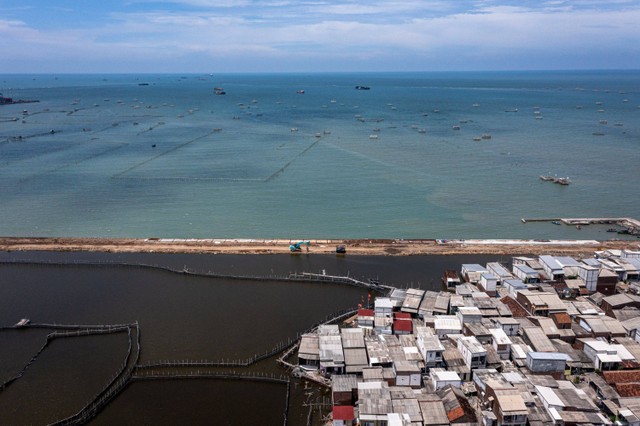 Foto udara proyek pembangunan tanggul laut yang masih dalam tahap penyelesaian di kawasan Kampung Bahari Tambaklorok, Tanjung Mas, Semarang, Jawa Tengah, Kamis (1/2/2024). Foto: Aji Styawan/Antara Foto