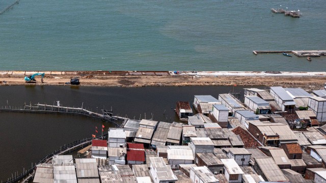 Foto udara proyek pembangunan tanggul laut yang masih dalam tahap penyelesaian di kawasan Kampung Bahari Tambaklorok, Tanjung Mas, Semarang, Jawa Tengah, Kamis (1/2/2024). Foto: Aji Styawan/Antara Foto