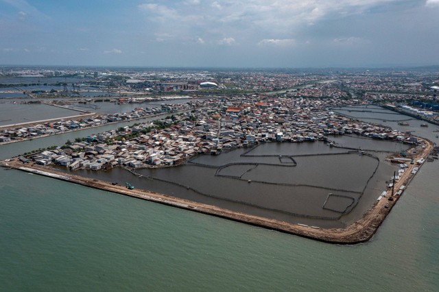 Foto udara proyek pembangunan tanggul laut yang masih dalam tahap penyelesaian di kawasan Kampung Bahari Tambaklorok, Tanjung Mas, Semarang, Jawa Tengah, Kamis (1/2/2024). Foto: Aji Styawan/Antara Foto