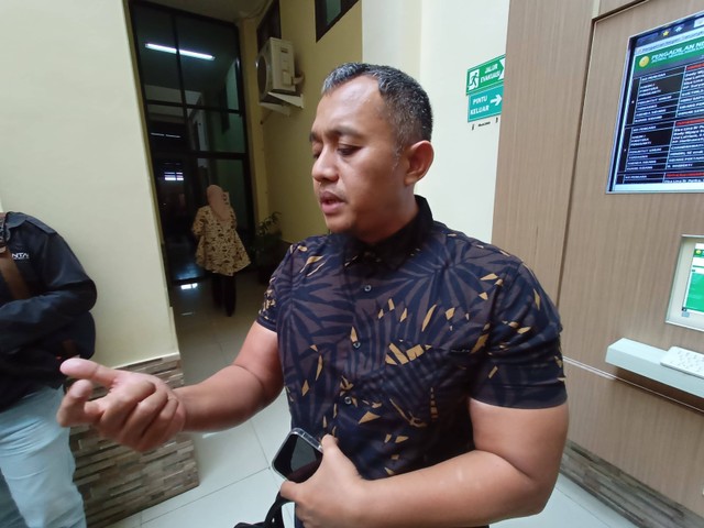 Pengacara mantan Kasat Narkoba Polres Lampung Selatan Andri Gustami diwawancarai usai persidangan. | Foto : Galih Prihantoro/ Lampung Geh