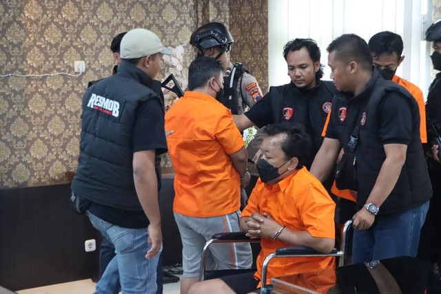 Tiga pelaku dalam kasus penembakan yang menewaskan anggota Laskar Umar bin Khatab di Colomadu saat dihadirkan dalam jumpa pers di Polres Karanganyar. Foto: Dok. Istimewa