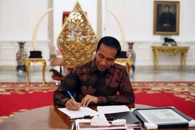 Ilustrasi Presiden Jokowi menulis surat. Foto: Medcom.id.