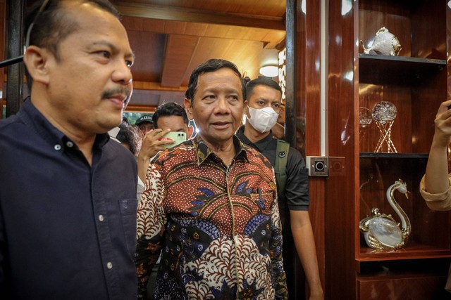 Mahfud MD tiba di Kantor Kemenko Polhukam, usai menyerahkan pengunduran diri ke Presiden Joko Widodo di Istana Presiden, Jakarta, Kamis (1/2/2024). Foto: Jamal Ramadhan/kumparan