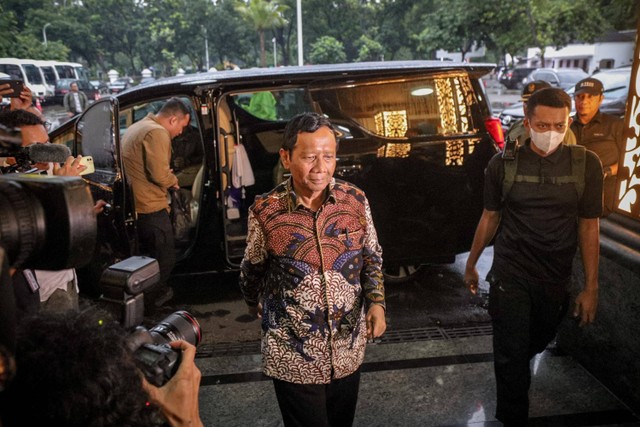 Mahfud MD tiba di Kantor Kemenko Polhukam, usai menyerahkan pengunduran diri ke Presiden Joko Widodo di Istana Presiden, Jakarta, Kamis (1/2/2024). Foto: Jamal Ramadhan/kumparan