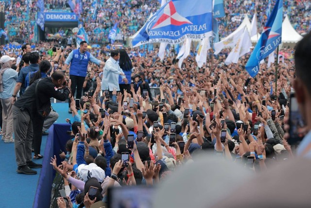 Capres 02, Prabowo Subianto, berjoget bareng Denny Cak Nan, warga dan para petinggi Partai Demokrat di Lapangan Gajayana, Malang, Jawa Timur, Kamis (1/2/2024). Foto: Dok. Istimewa