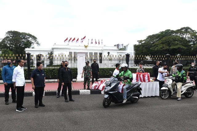 Presiden Joko Widodo menyaksikan penyerahan bantuan paket sembako bagi para pengemudi ojek daring atau ojol di sekitar Kompleks Istana Kepresidenan, Jakarta, pada Kamis, 13 April 2023. Foto: Kris/Biro Pers Sekretariat Presiden