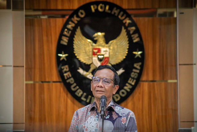 Mahfud MD konferensi pers di kantornya di Kemenko Polhukam, usai menyerahkan pengunduran diri ke Presiden Joko Widodo, Kamis (1/2/2024). Foto: Jamal Ramadhan/kumparan