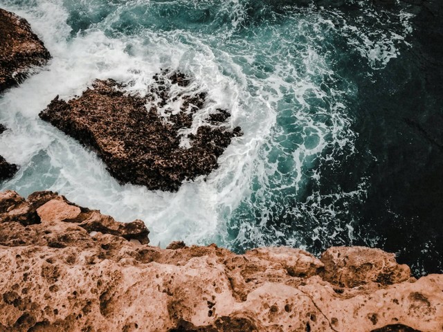 Pantai Lebih Gianyar. Foto hanya ilustrasi, bukan tempat sebenarnya. Sumber: Unsplash/aaron kiru