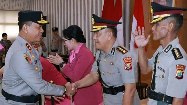 Kapolda Sulawesi Utara, Irjen Pol Yudhiawan memberikan selamat kepada pejabat yang baru di lingkungan Polda Sulut. (foto: istimewa) 