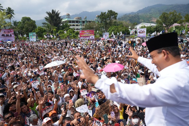 Capres nomor urut 01, Anies Baswedan terkesan dengan antusiasme warga di Padang Sidempuan, Tapanuli Selatan, Kamis (1/2/2024). Foto: Dok. Istimewa