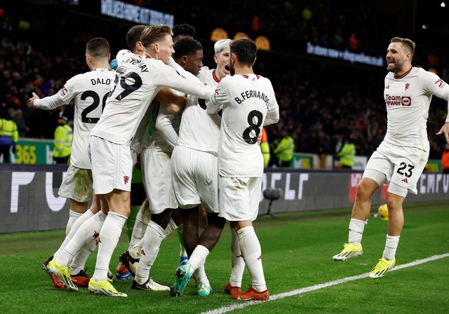 Selebrasi gol pemain Setan Merah saat Wolves vs MU dalam laga pekan ke-22 Liga Inggris 2023/24 di Stadion Molineux pada Jumat (2/2) dini hari WIB. Foto: Action Images via Reuters/Jason Cairnduff