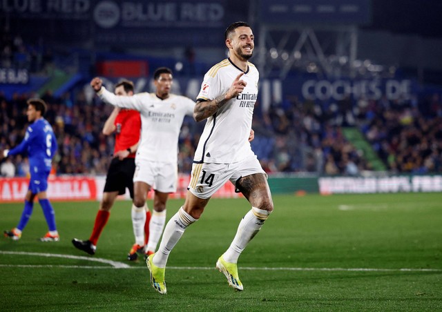 Joselu berselebrasi usai cetak gol saat Getafe vs Real Madrid dalam laga pekan ke-22 Liga Spanyol 2023/24 di Coliseum Alfonso Perez pada Jumat (2/2) dini hari WIB. Foto: REUTERS/Juan Medina