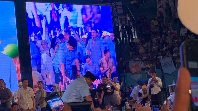 Capres nomor urut 2 Prabowo Subianto hadiri acara kampanye nasional dan silaturahmi relawan Prabowo Gibran bersama Partai Golkar di Gor Sudiang, Makassar, Sulawesi Selatan, Jumat (2/2/2024). Foto: Luthfi Humam/kumparan