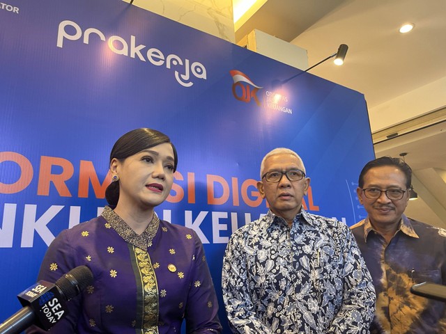 Kepala Eksekutif Pengawas Perilaku Pelaku Usaha Jasa Keuangan, Edukasi, dan Pelindungan Konsumen Otoritas Jasa Keuangan (OJK) Friderica Widyasari Dewi dalam seremoni penandatanganan perjanjian kerja sama di Gedung Kemenko Perekonomian, Jumat (2/2). Foto: Ghinaa Rahmatika/kumparan