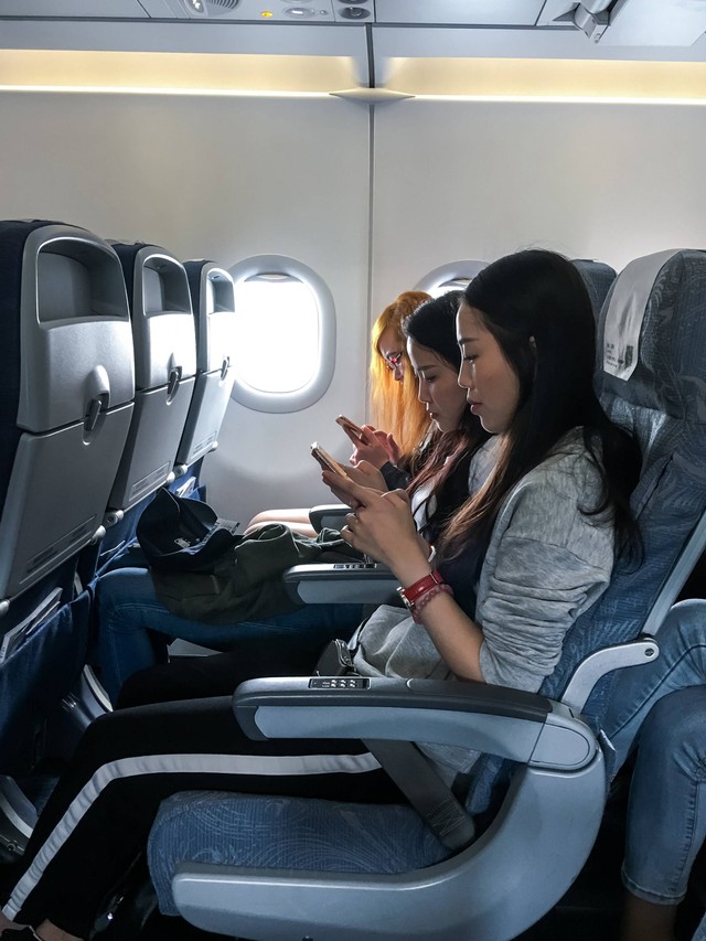 Ilustrasi penumpang pesawat. Foto: moonfish8/Shutterstock