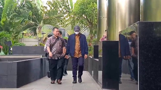 Kepala Badan Pelayanan Pajak (BPPD) Sidoarjo, Ari Suryono (kanan) tiba di Gedung Merah Putih KPK, Jumat (2/2/2024). Foto: Hedi/kumparan
