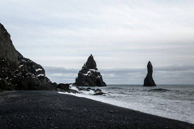 Ilustrasi Pantai Pasir Hitam di Bali (Foto hanya ilustrasi, bukan tempat sebenarnya) Sumber: unsplash.com/ Remy Penet