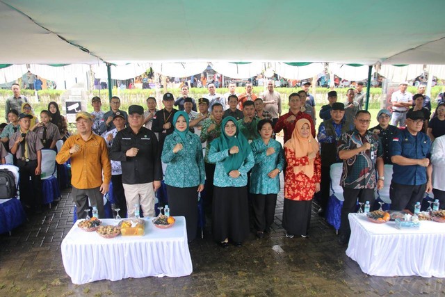 Kadisporapar, Windy Prihastari bersama Pemprov Kalbar foto bersama saat Talkshow Pemuda Perbatasan. Foto: Dok. Adpim Pemprov Kalbar