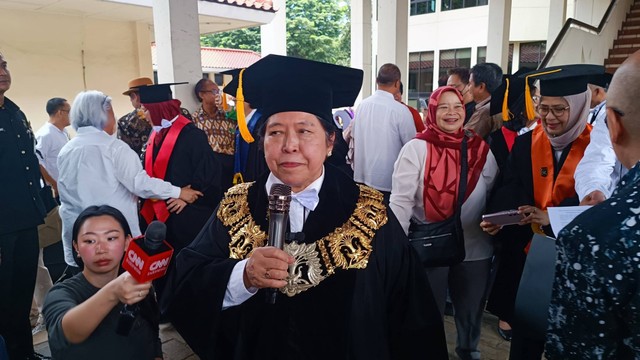 Ketua Dewan Guru Besar UI Profesor Harkristuti Harkrisnowo Deklarasi Kebangsaan oleh Dewan Guru Besar, Jumat (2/2/2024). Foto: Thomas Bosco/kumparan