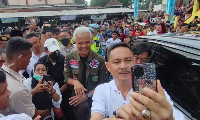 Momen ketika Ganjar blusukan ke Pasar Palimo Palembang yang langsung diserbu untuk swafoto, Foto : Abdul Toriq/Urban Id
