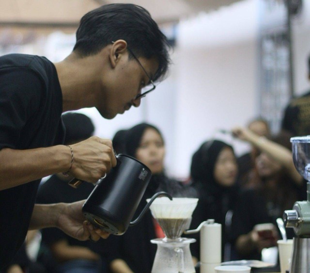 Kompetisi menyeduh kopi di Singkawang. Foto: Try Shaskya/Hi!Pontianak