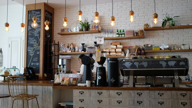 The Brewing Room Jogja. Foto hanya ilustrasi, bukan gambar sebenarnya. Sumber: Unsplash/ Nafinia Putra.